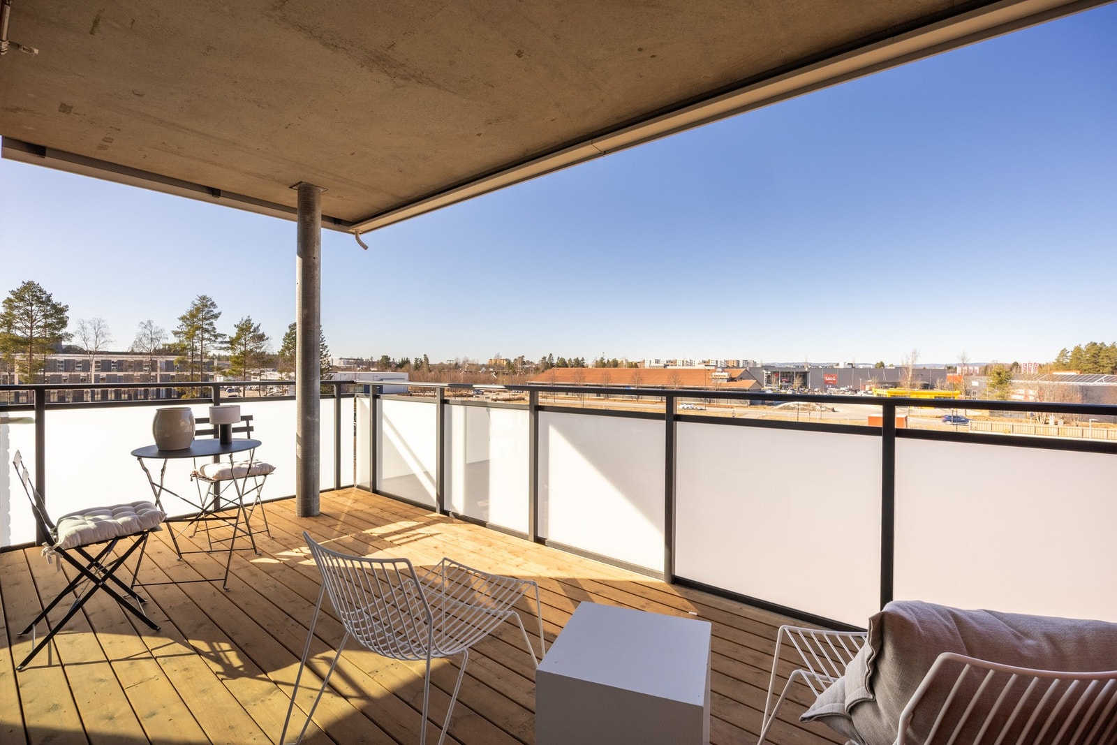 Utgang fra stue til stor solrik balkong på hele 14 kvm. Galleribilde