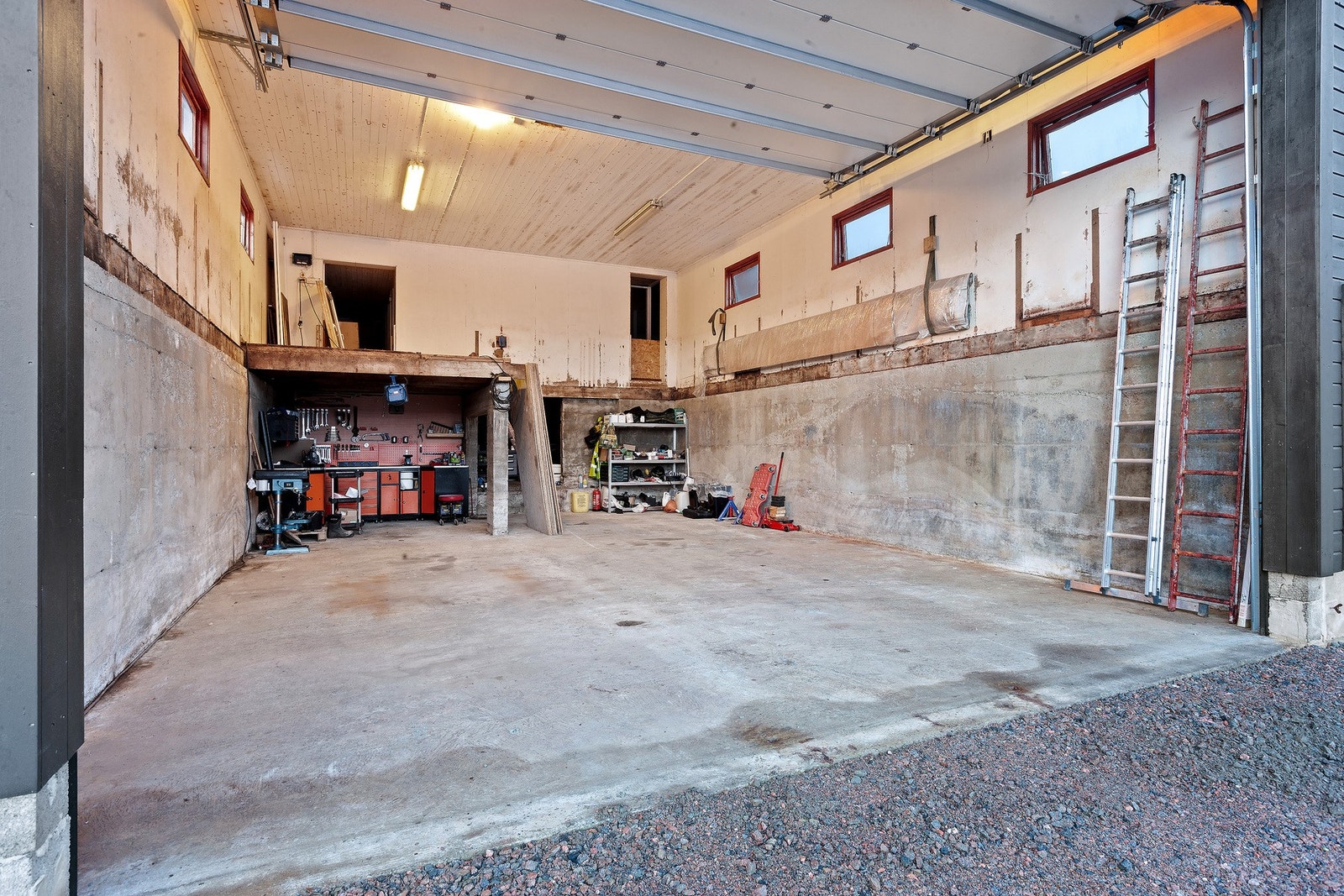 Stor garasjedel på ca. 70 kvm med ny garasjeport i 2023. Galleribilde