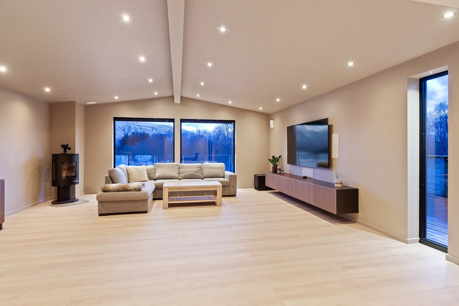 Montert varmepumpe og vedovn, koselig på kalde høst- og vinterdager! Galleribilde