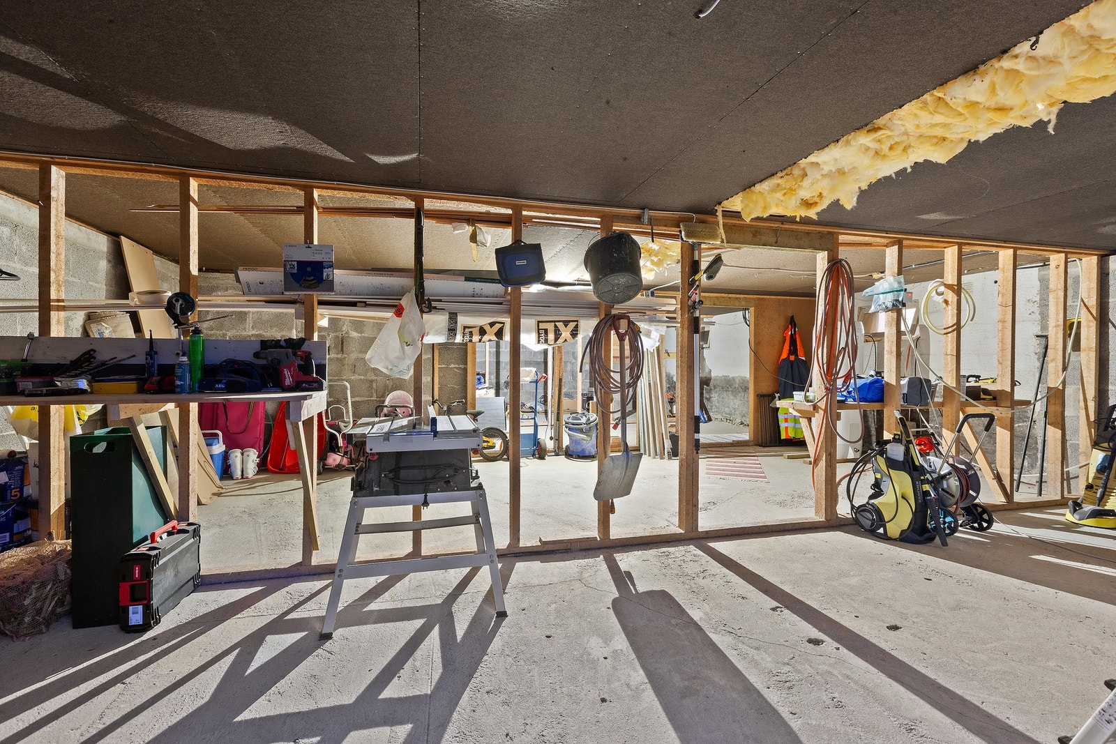 Stort uinnredet areal i kjeller med utgang ut. Galleribilde