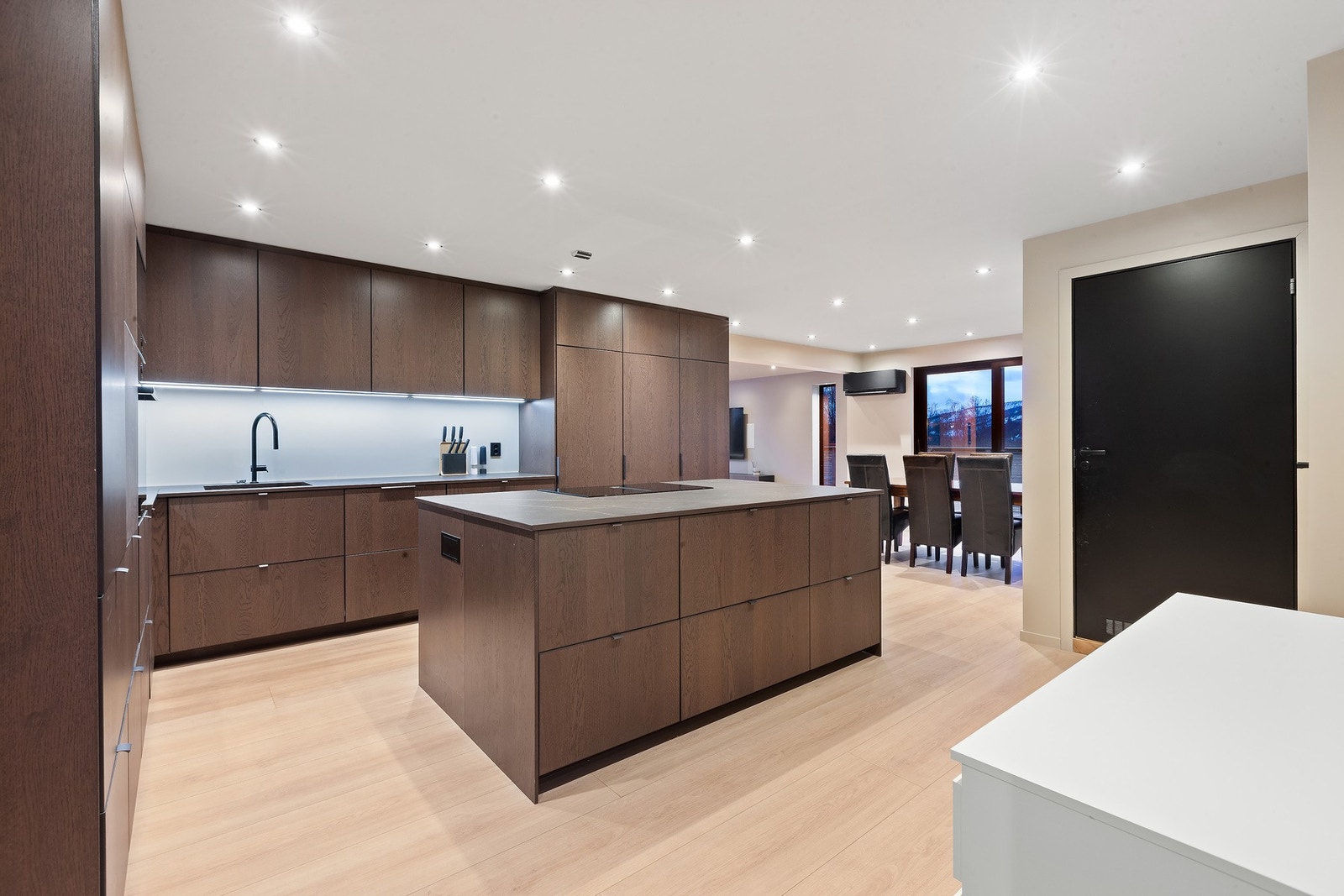 Stort kjøkken med integrerte hvitevarer. Galleribilde