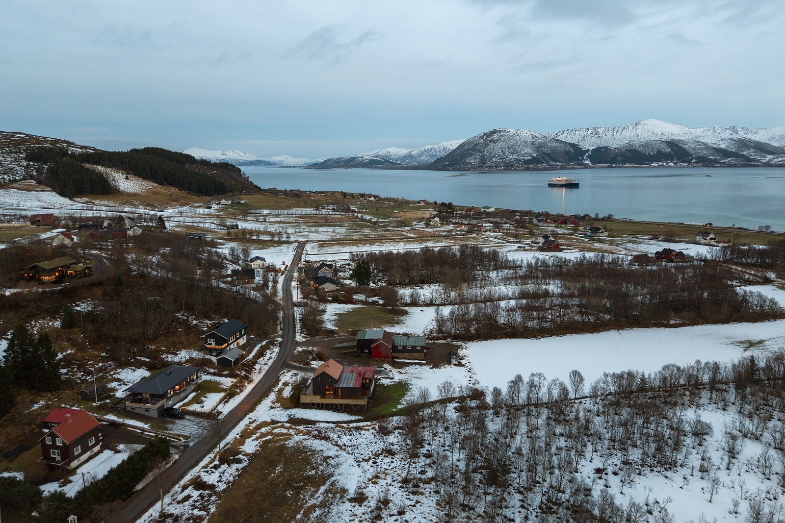 Solrik og skjermet tomt med fantastisk utsikt. Galleribilde
