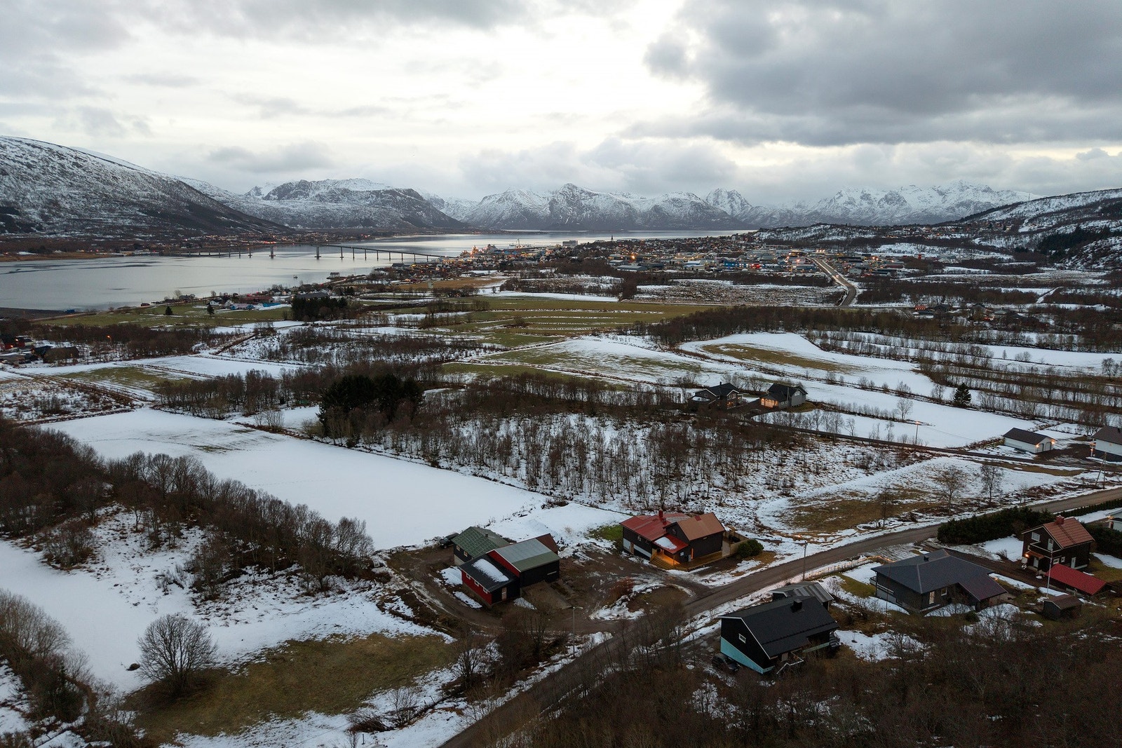 Solrik og skjermet tomt med fantastisk utsikt. Galleribilde