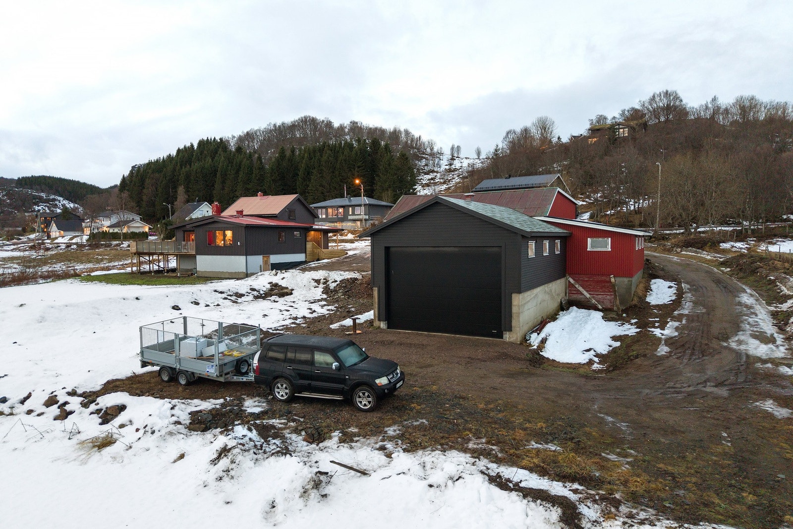 Ny vannledning, internettkabel og ny strømkabel gravd ned inn til fjøs fra huset. Ikke koblet til. Har i dag strøm fra gammel kabel. Galleribilde