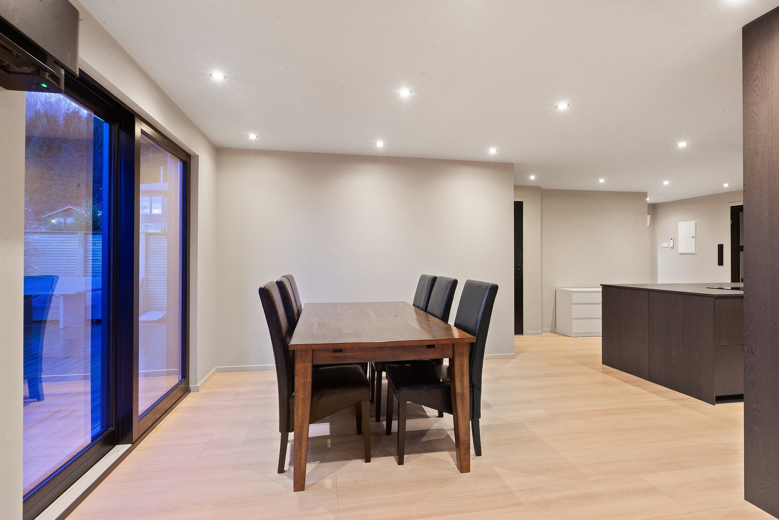 God plass til spisegruppe ved kjøkken. Galleribilde