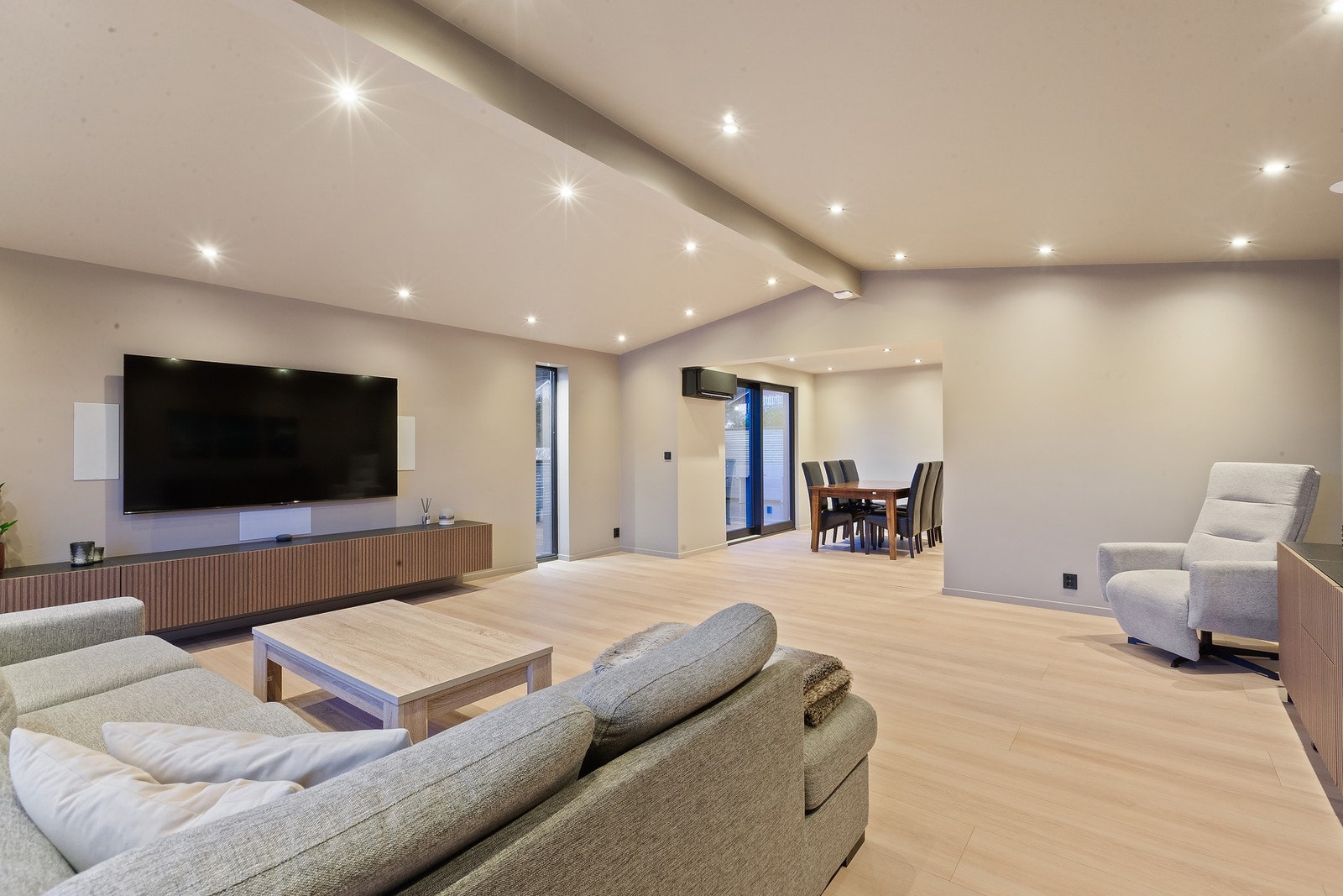 Moderne materialvalg og med smarthusløsninger, Plejd smarthus system montert med styring via app. Galleribilde