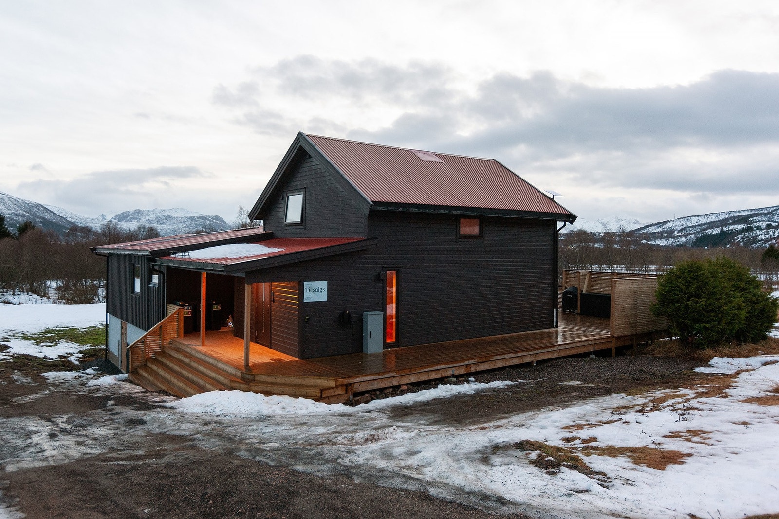 Overbygd inngangsparti både til hoveddel og utleiedelen Galleribilde