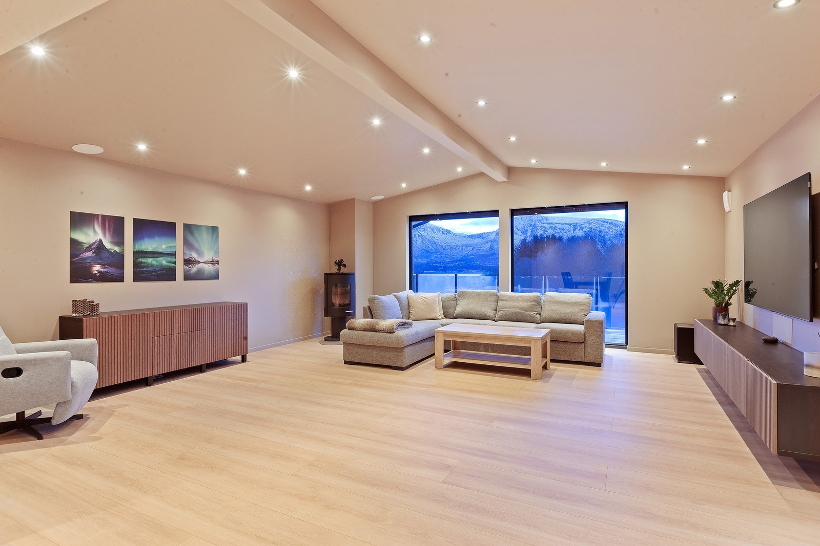 Stor og luftig stue med varme i gulv. Galleribilde