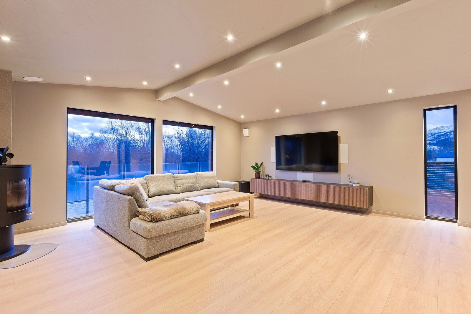 Spotter i tak og innebygde høytalere i vegg rundt tv og bak i rommet. Galleribilde