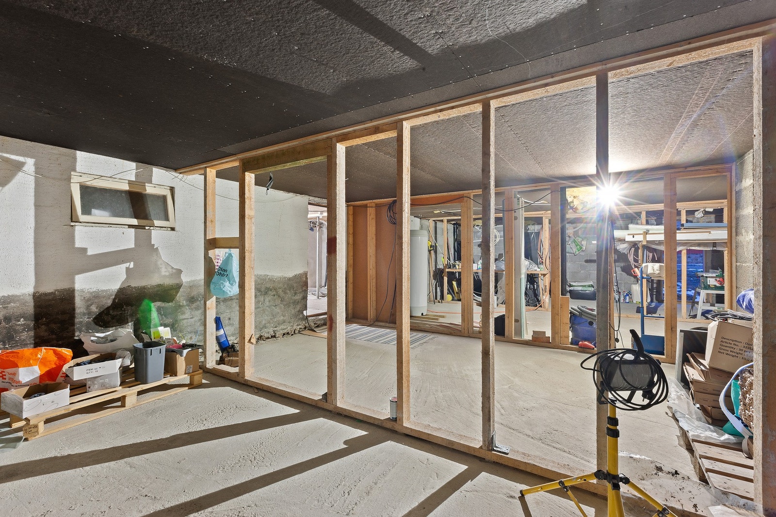 Uinnredet kjellerrom som gir deg frihet til å skape etter eget behov. Galleribilde