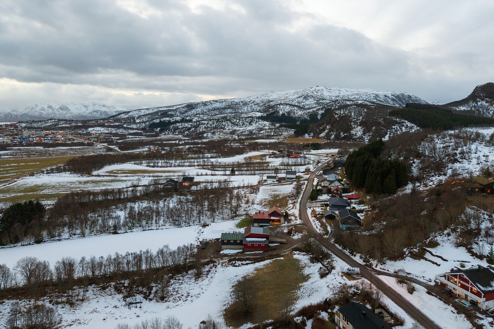 Kort vei til lekeplass og flotte turterreng. Ca 1 km til barnehage, og ca 3 km til skole Galleribilde