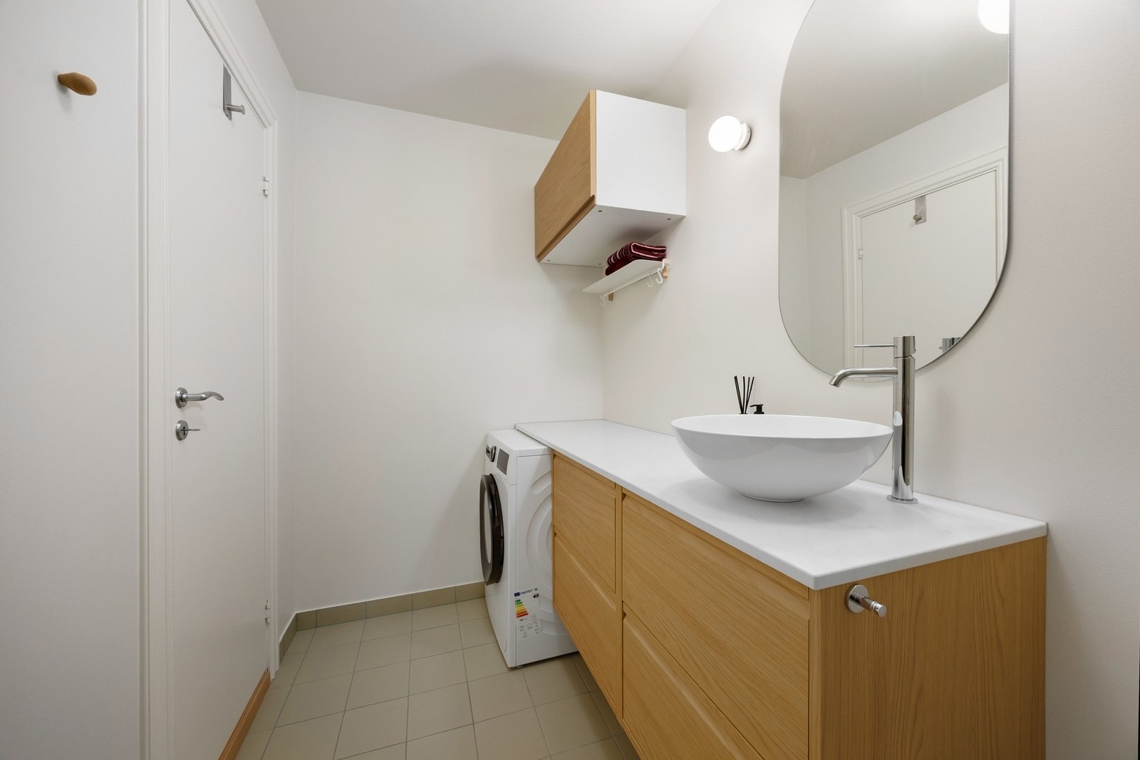 På badet er det opplegg for vaskemaskin og varmekabler i gulv. Galleribilde