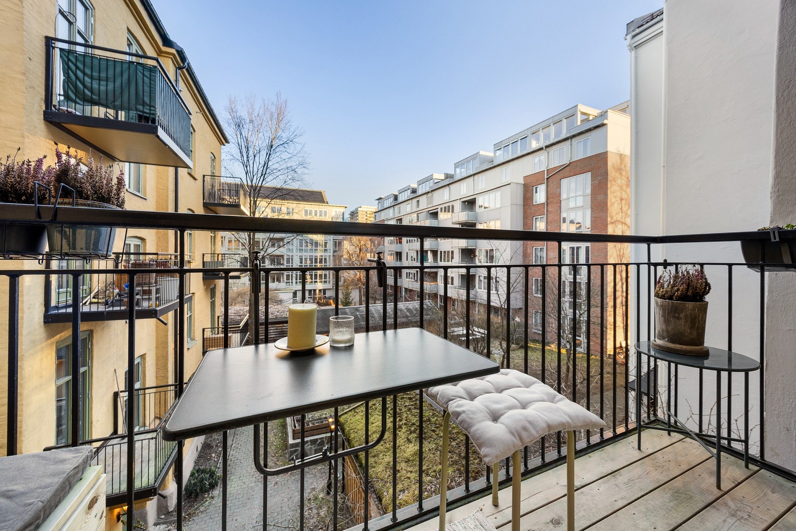 Her bor du med enkel tilgang til alle nødvendige hverdagsfasiliteter, shoppingmuligheter og et bredt utvalg kaféer, restauranter og barer. Galleribilde