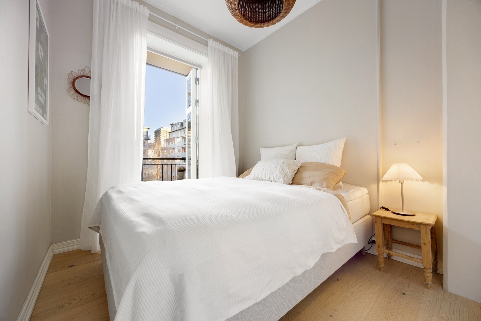 Hovedsoverommet har adkomst fra gangen, og byr blant annet på en skjermet balkong som vender mot bakgården. Galleribilde