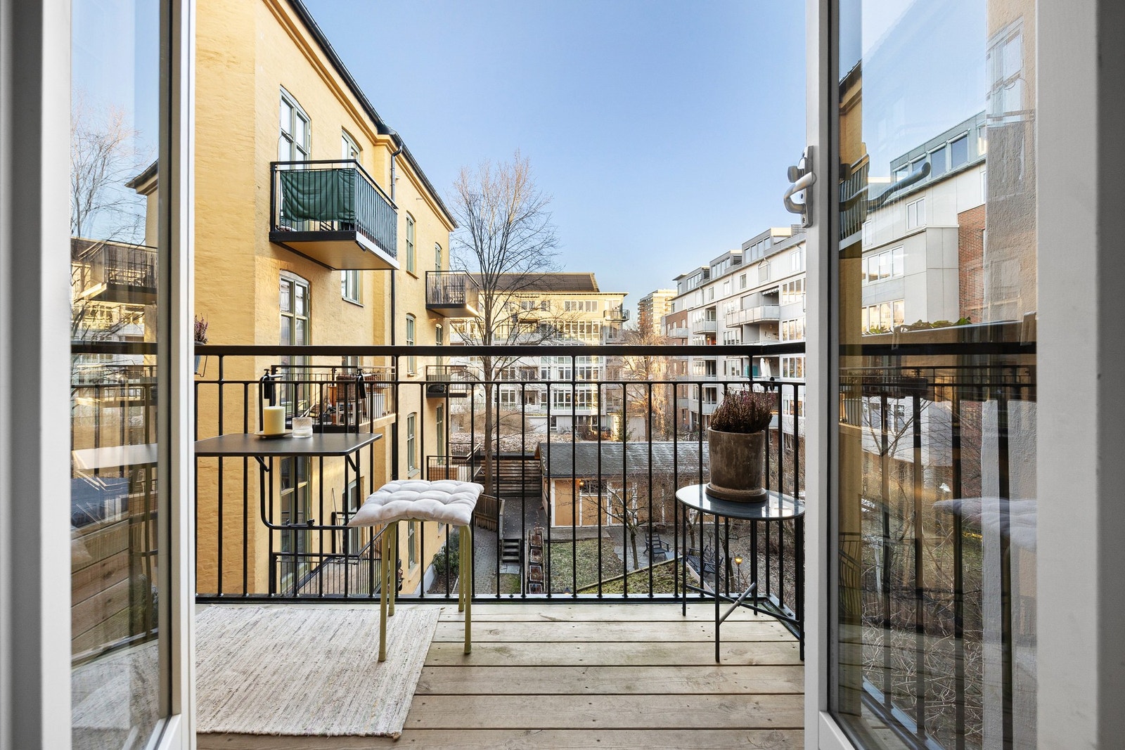 Like utenfor boligen er Klosterenga Park som gjennomgikk en vesentlig oppgradering i 2023 og som er blitt et attraktivt samlingspunkt for beboerne i området. Galleribilde