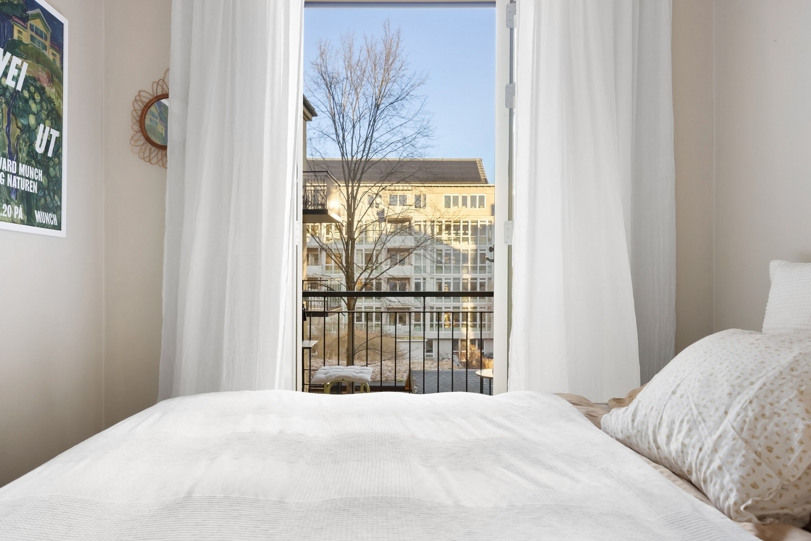 Balkongen er på 4 kvm og fungerer som en forlengelse av soverommet. Galleribilde