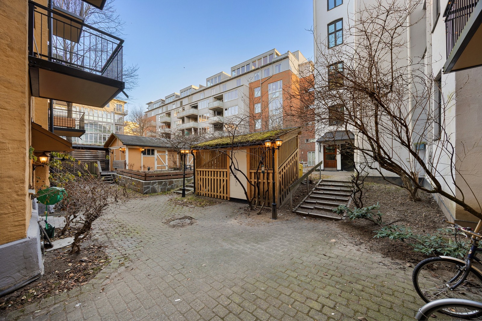 I bakgården er det felles sykkelparkering både utvendig og i bod. Her er det også rom for å parkere barnevogn. Galleribilde