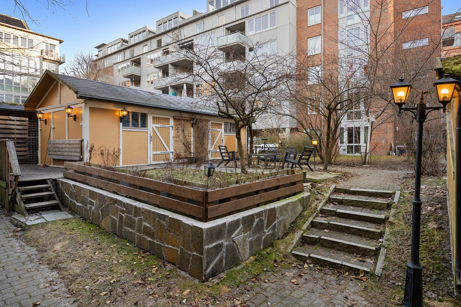 Bakgården er pent opparbeidet, med sittegrupper til fri bruk for beboerne. Galleribilde