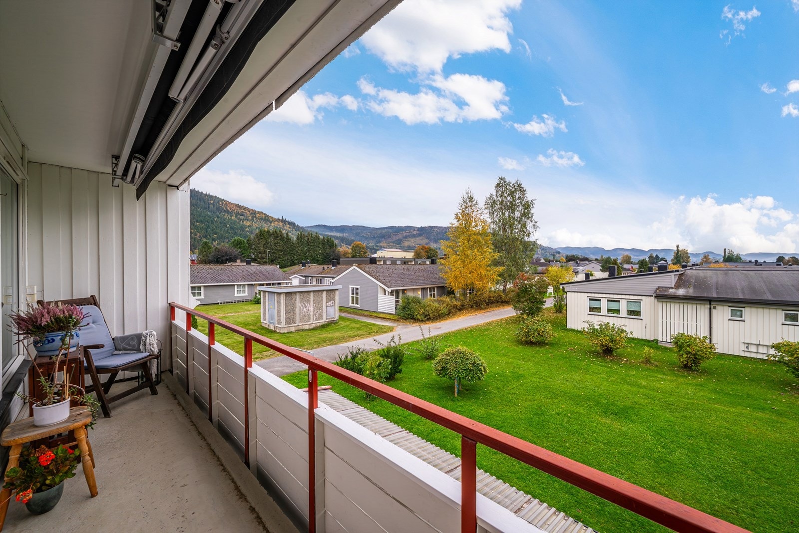 Det er elektrisk markise på terrassen. Med sin beliggenhet i 2. etg. har man godt utsyn. Galleribilde