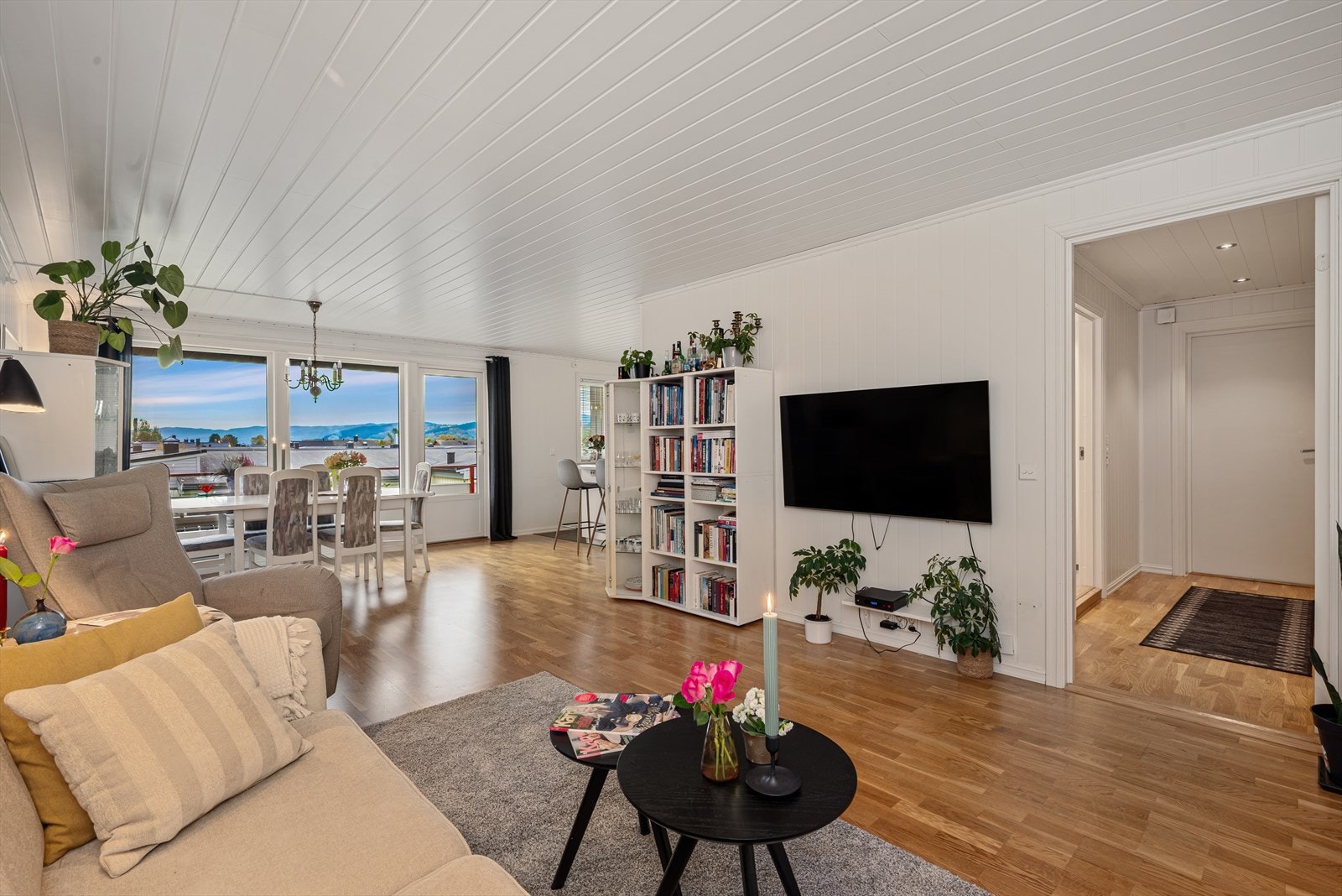 Stue som er romslig og med god plass for møblering. Utgang til terrasse som har god solgang og utsikt. Galleribilde