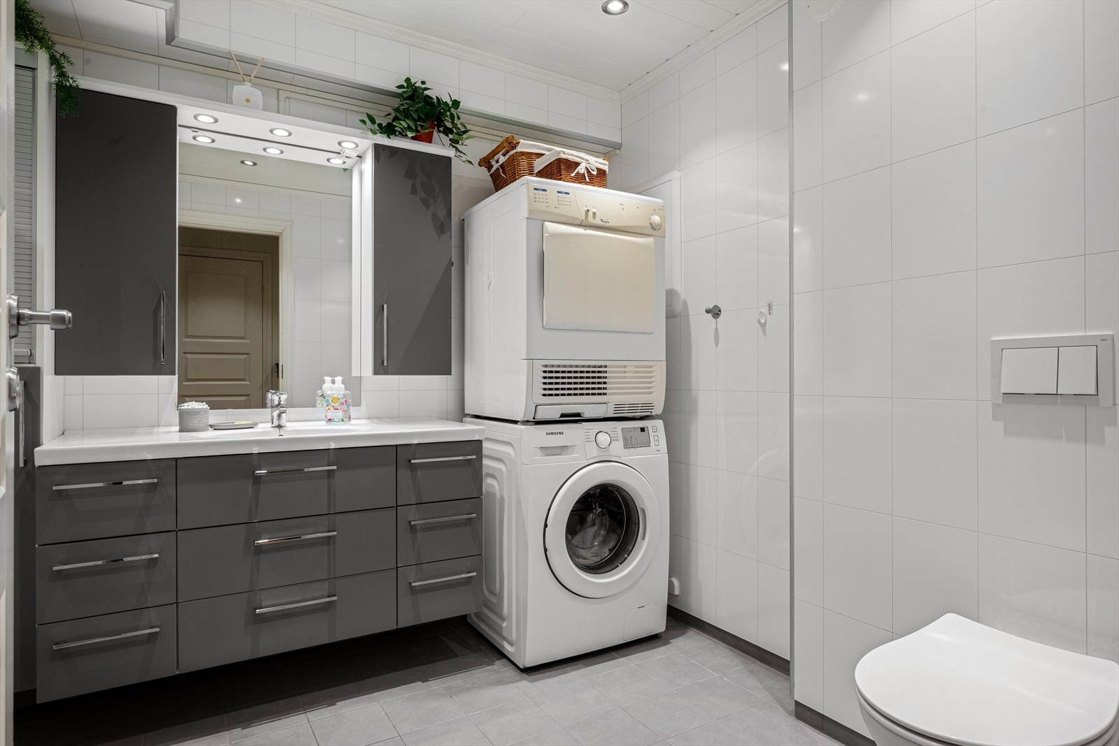 Plass til både vaskemaskin og tørketrommel på badet. Galleribilde
