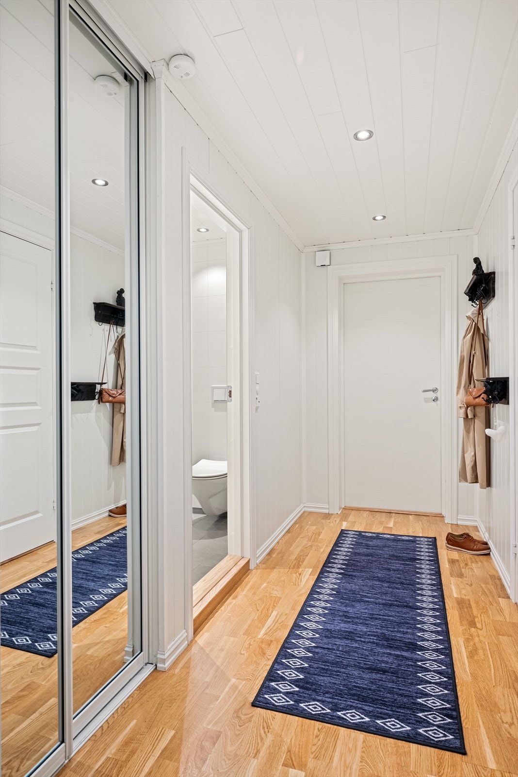 I gang er det skyvedørsgarderobe slik at man får unna yttertøyet. Galleribilde