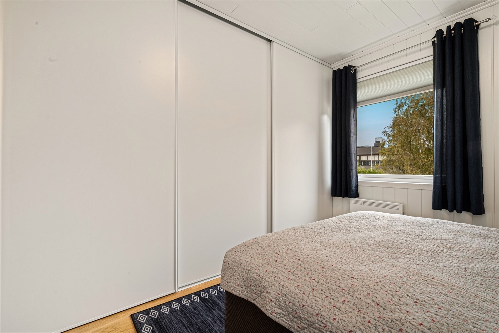 Soverom. Legg merke til den romslige skyvedørsgarderoben. Galleribilde