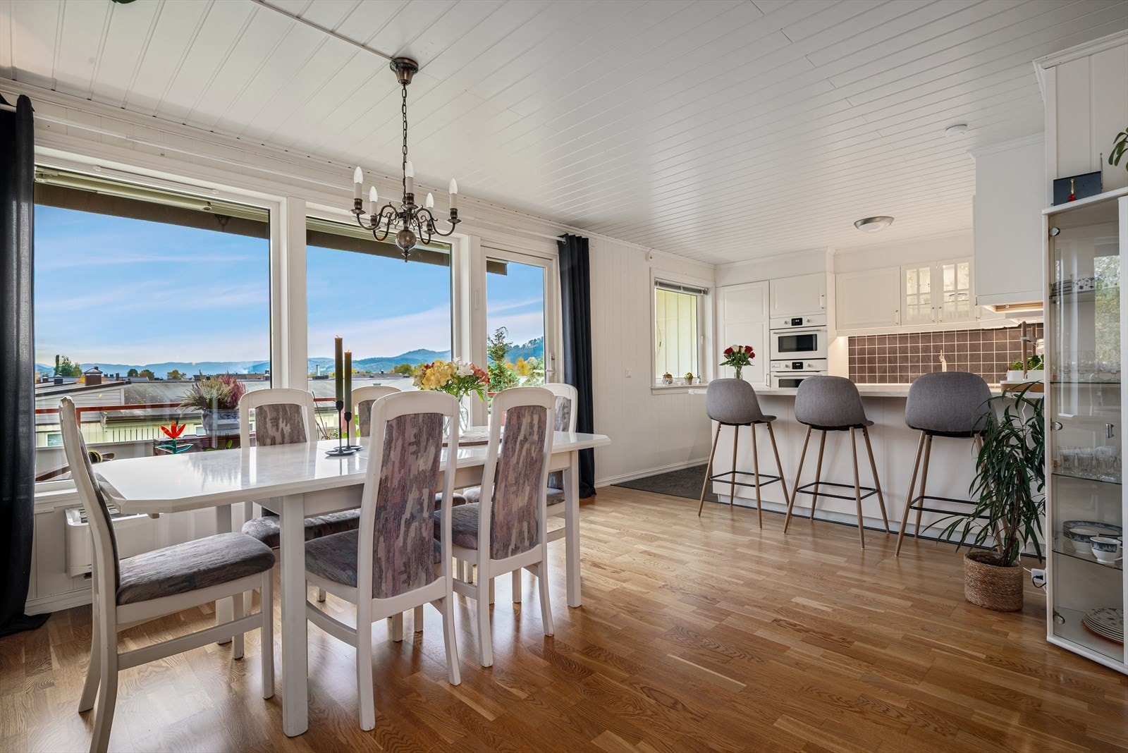 Praktisk plassert ved kjøkkenet er det plass for romslig spisestue. Galleribilde