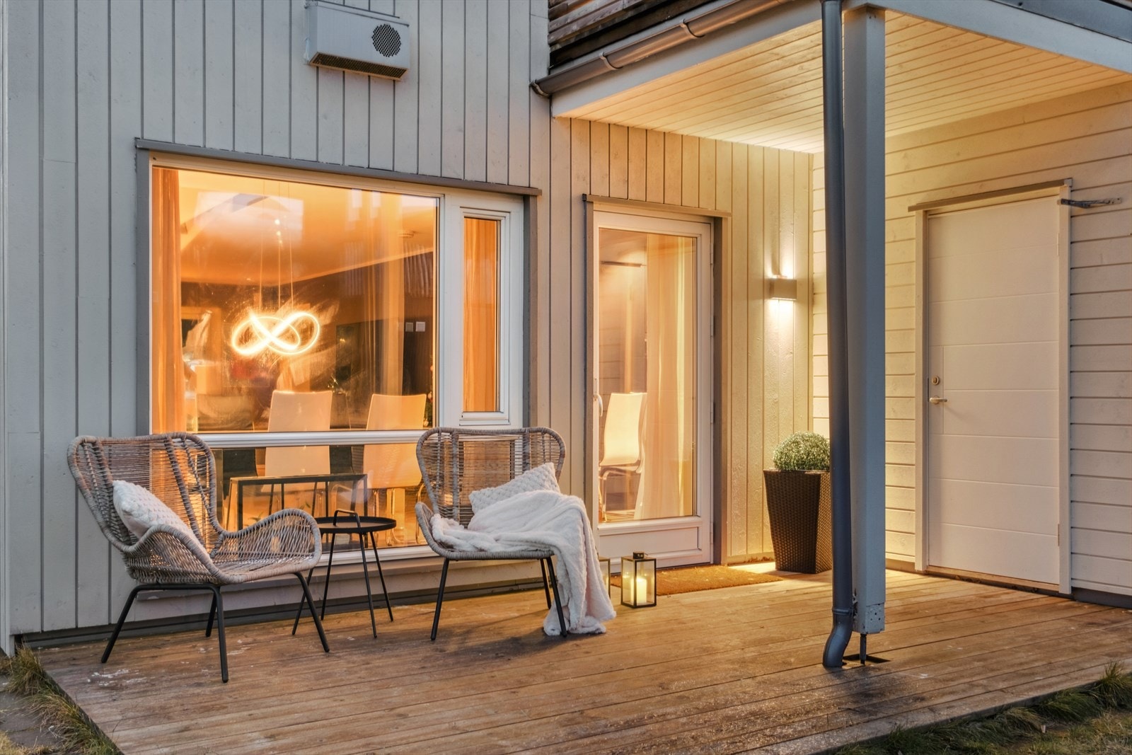 Terrassen er delvis takoverbygd med tilgang til en utvendig bod. Galleribilde