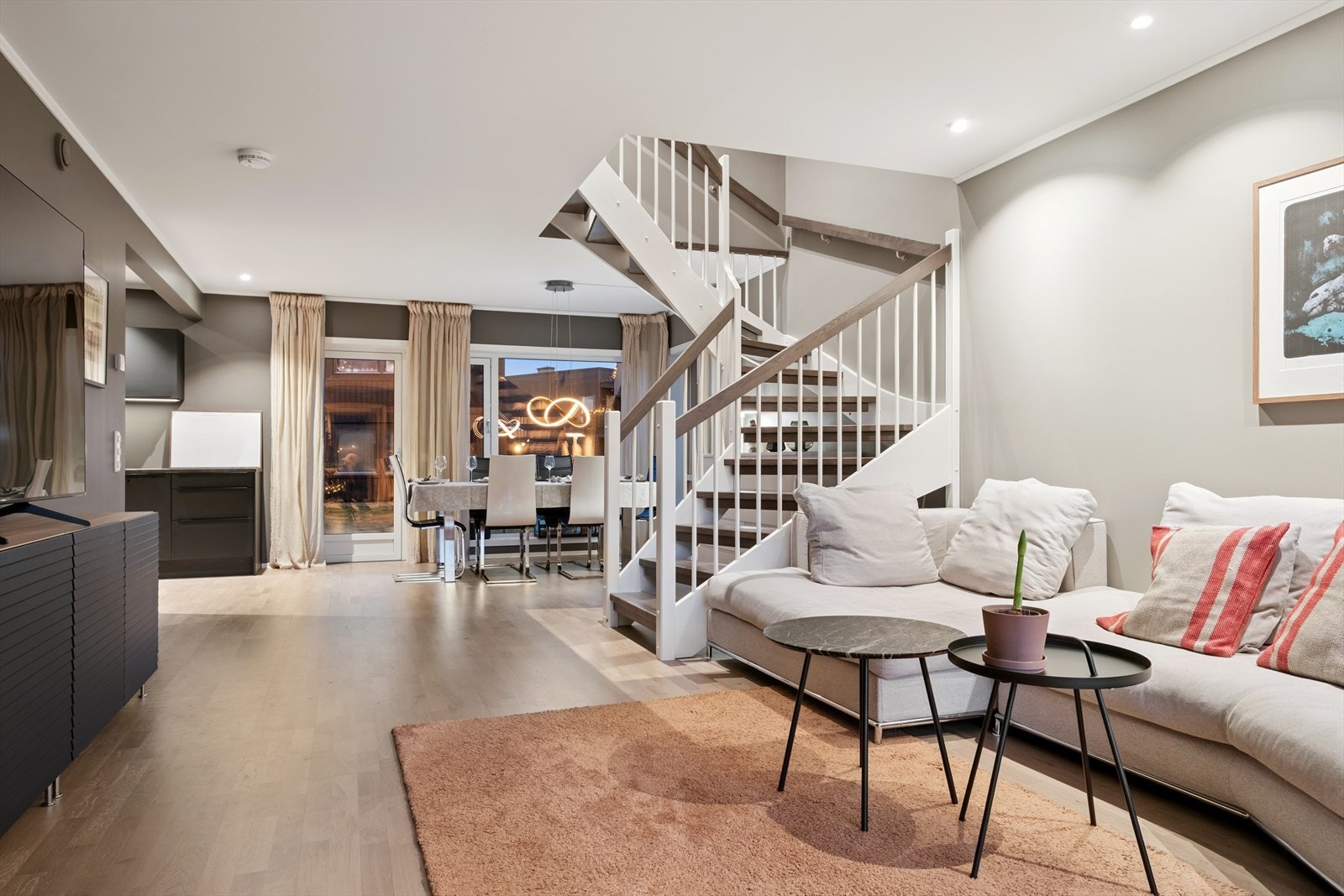 Boligen varmes opp med vannbåren varme, samt at det er balansert ventilasjon for et behagelig inneklima. Galleribilde