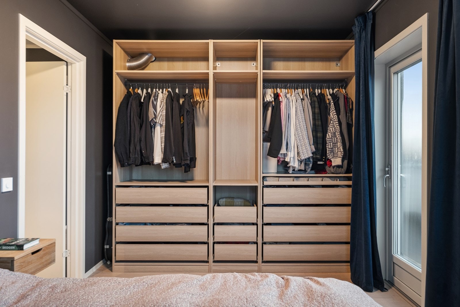 God plass til garderobe som medfølger i handelen. Galleribilde