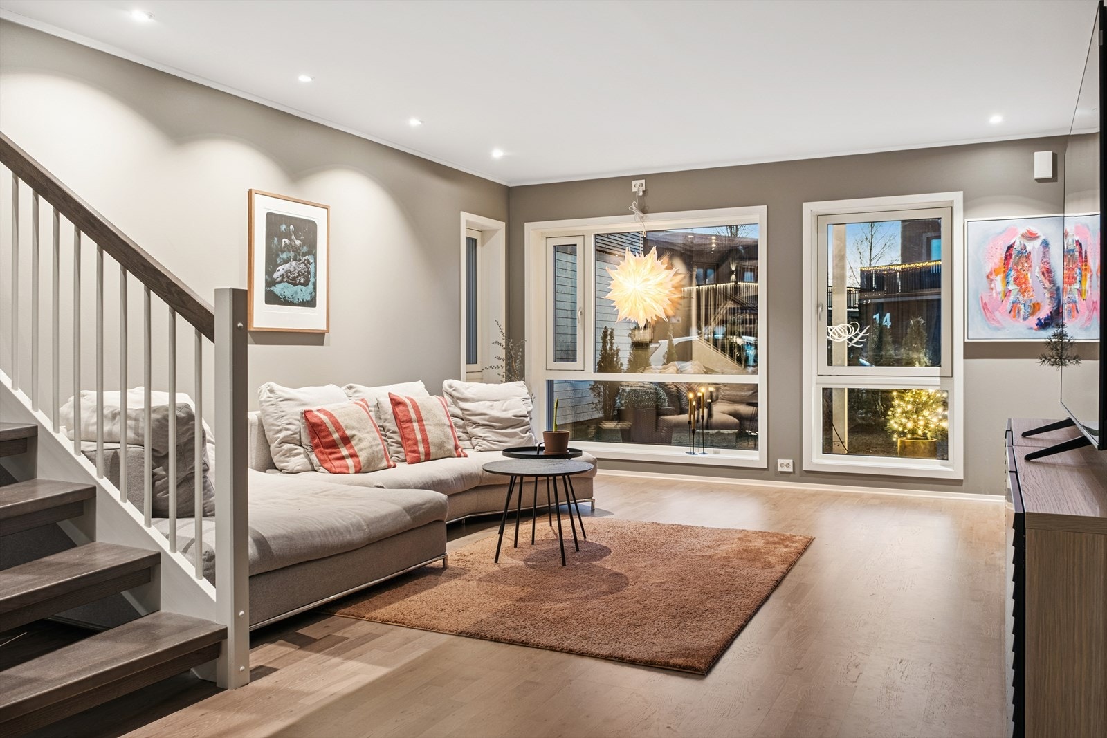 Stuen og kjøkkendelen er på 50 kvm og har godt med lysinnslipp. Galleribilde