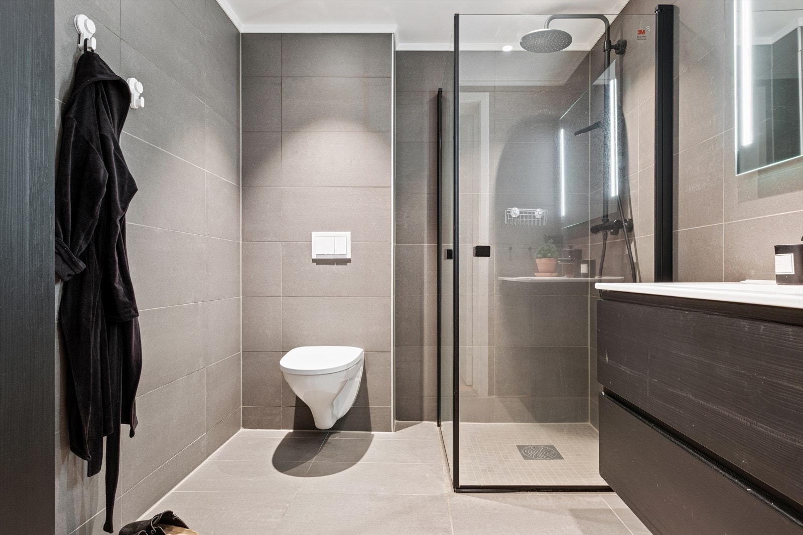 Lekkert hovedbad med flis på gulv og vegger. Galleribilde