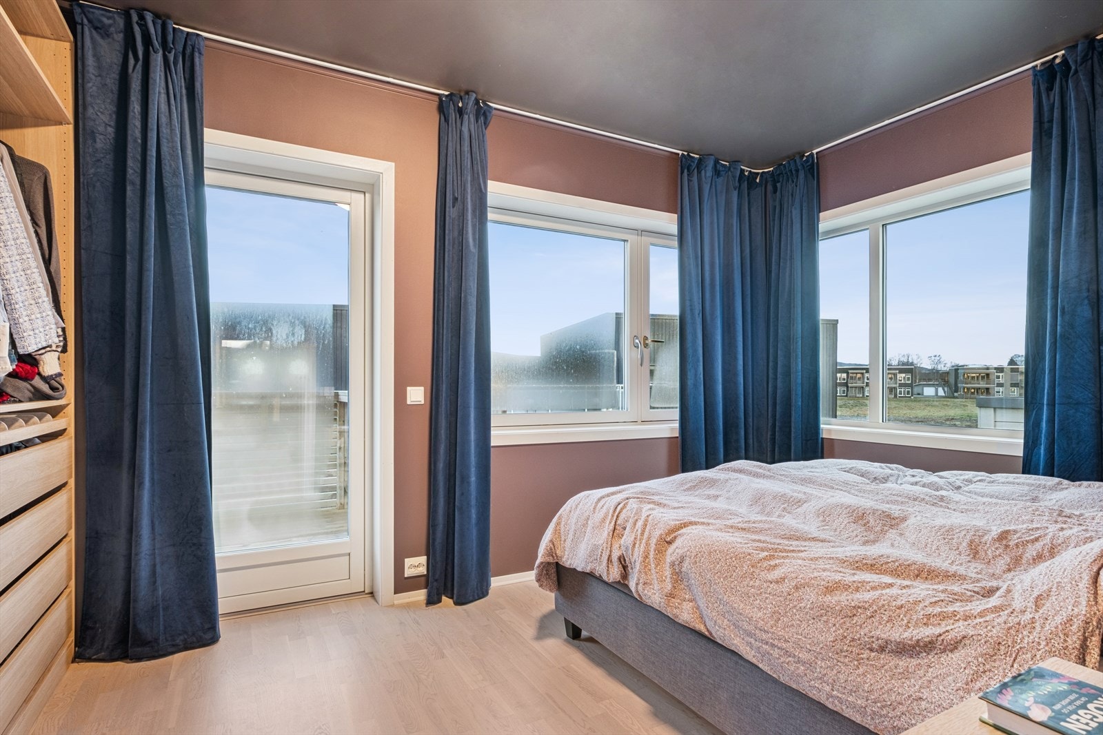 Hovedsoverommet er på 12 kvm med utgang til egen luftebalkong mot Nord. Galleribilde