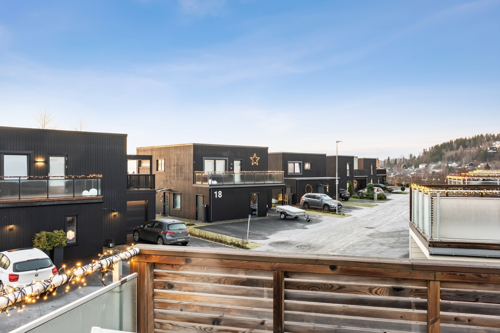 Gode solforhold gjennom hele dagen. Pent opparbeidet nabolag. Galleribilde