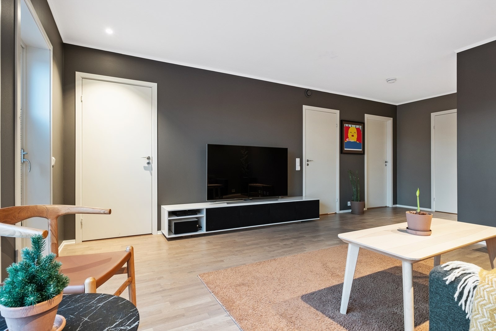 Det er 3 romslige soverom i etasjen, samt hovedbadet. Galleribilde