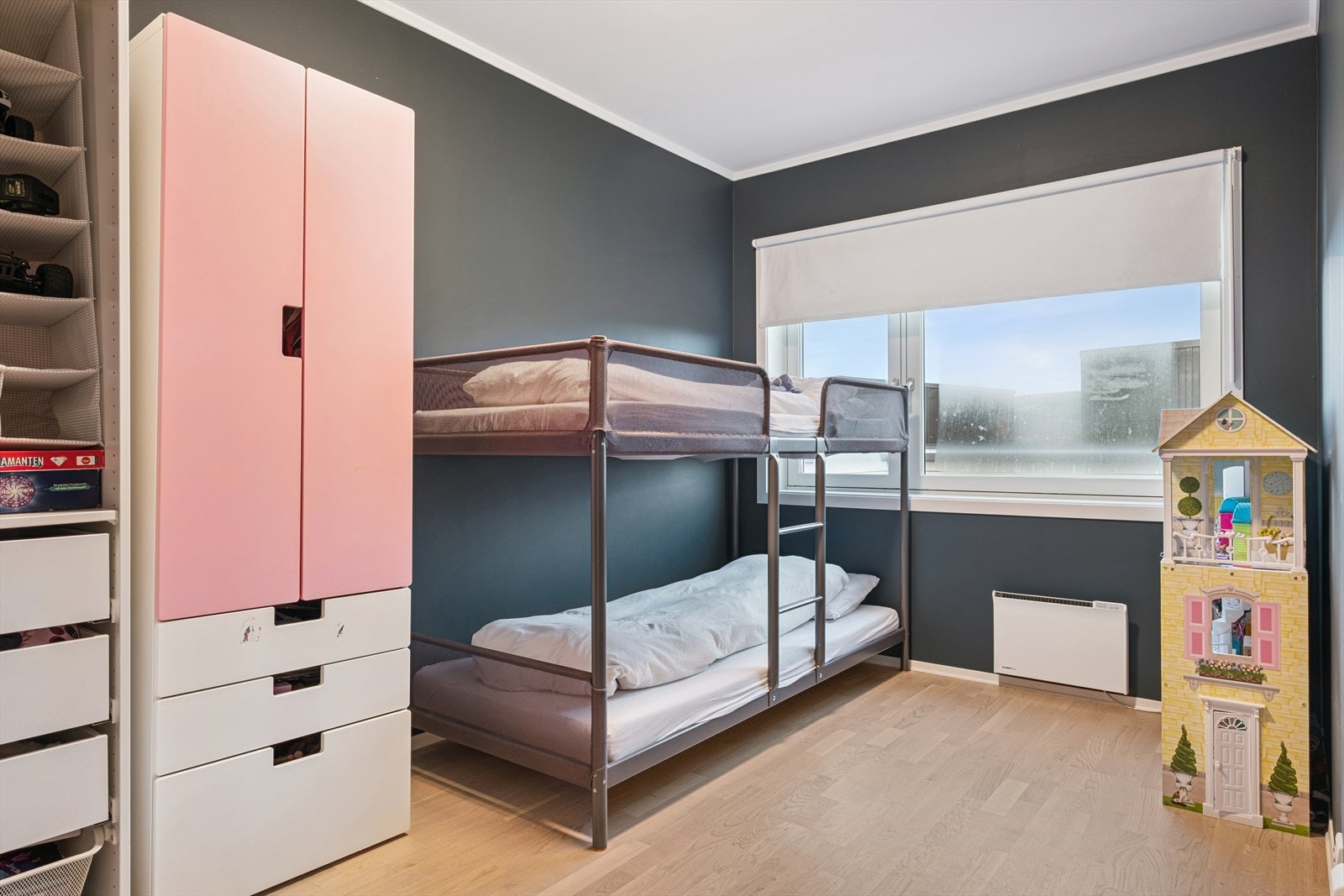 Soverom 3 er på 10 kvm og vender mot Nord. God plass til garderobe som medfølger. Galleribilde