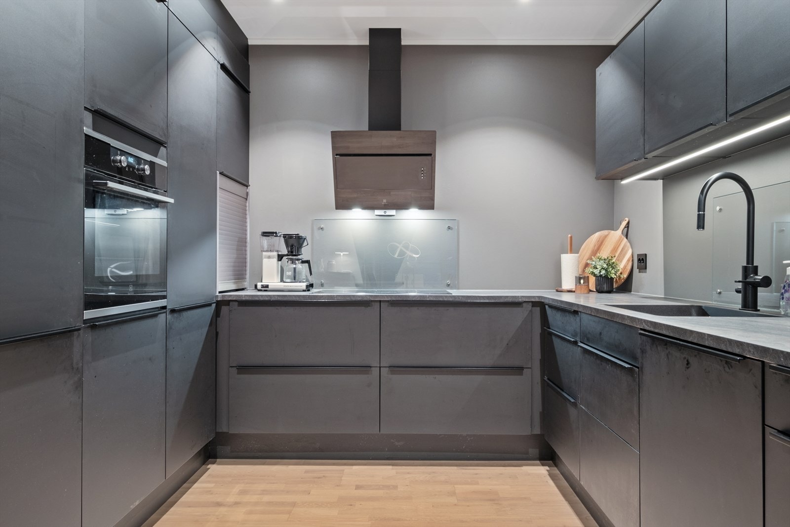 Kjøkkenet er godt med skap- og benkeplass. Det er integrerte hvtevarer som oppvaskmaskin, stekeovn, kjøle/fryseskap og platetopp (vil bli byttet før overlevering) Galleribilde