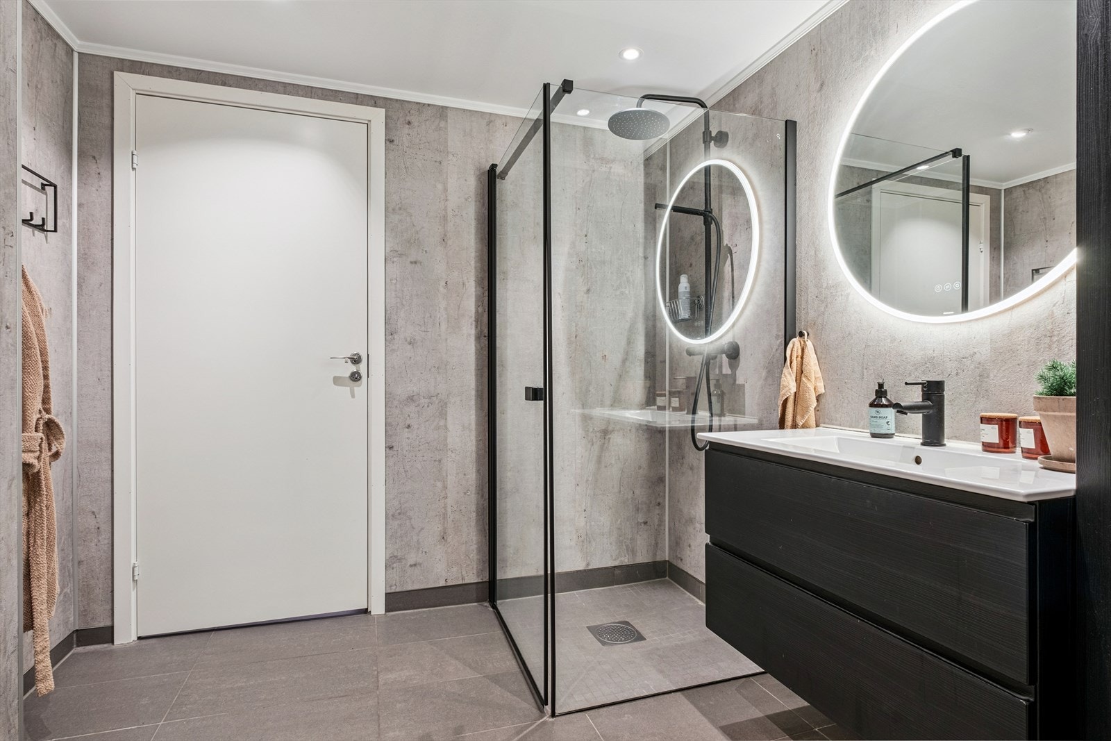 Videre via gangen kommer man til det første badet som det er flislagt gulv og våtromsplater på vegg. Oppgradert standard, Galleribilde