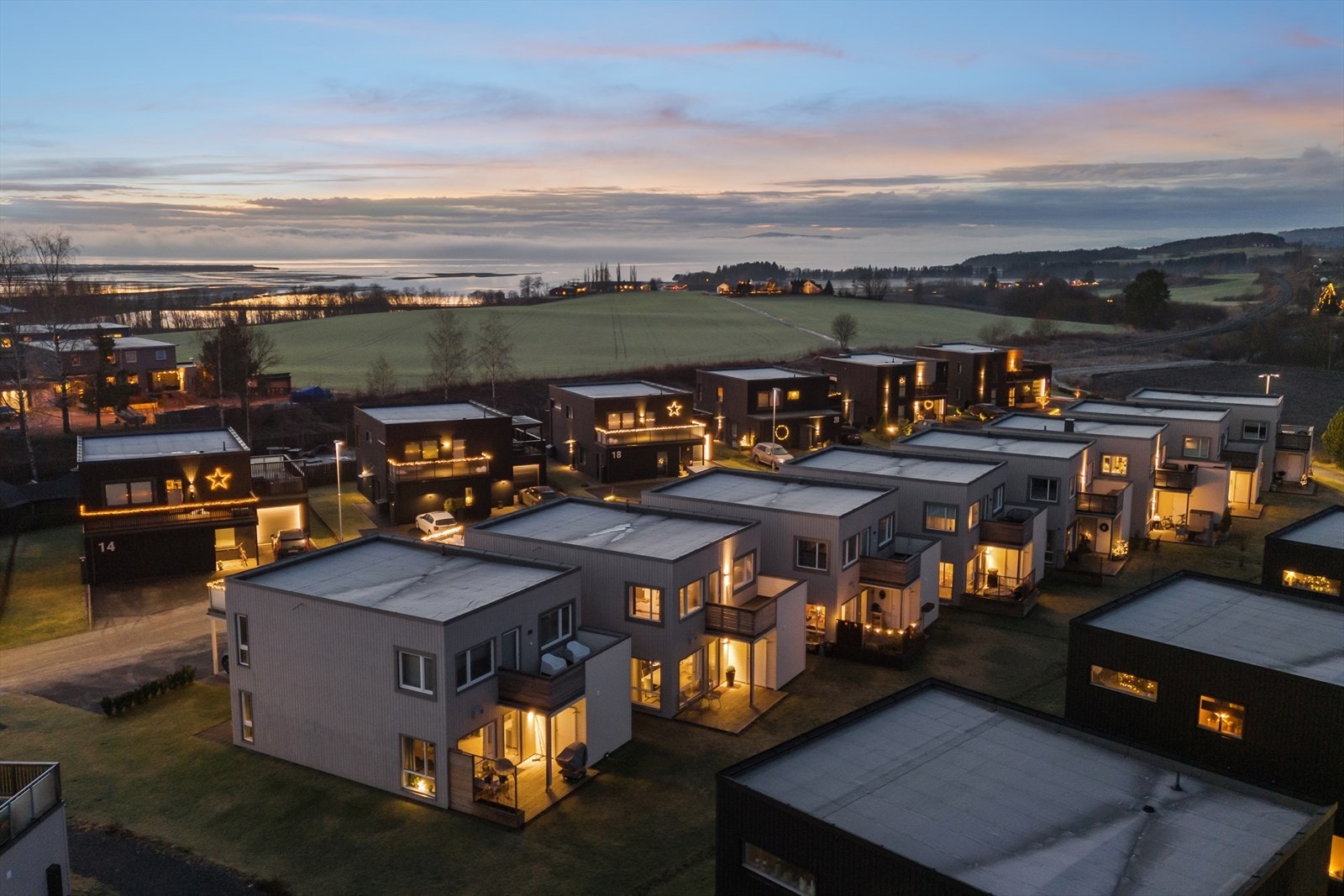 Moderne eneboliger fra 2021. Det er gjort flere tilvalg på bla. bad,kjøkken,el og gulv. Galleribilde