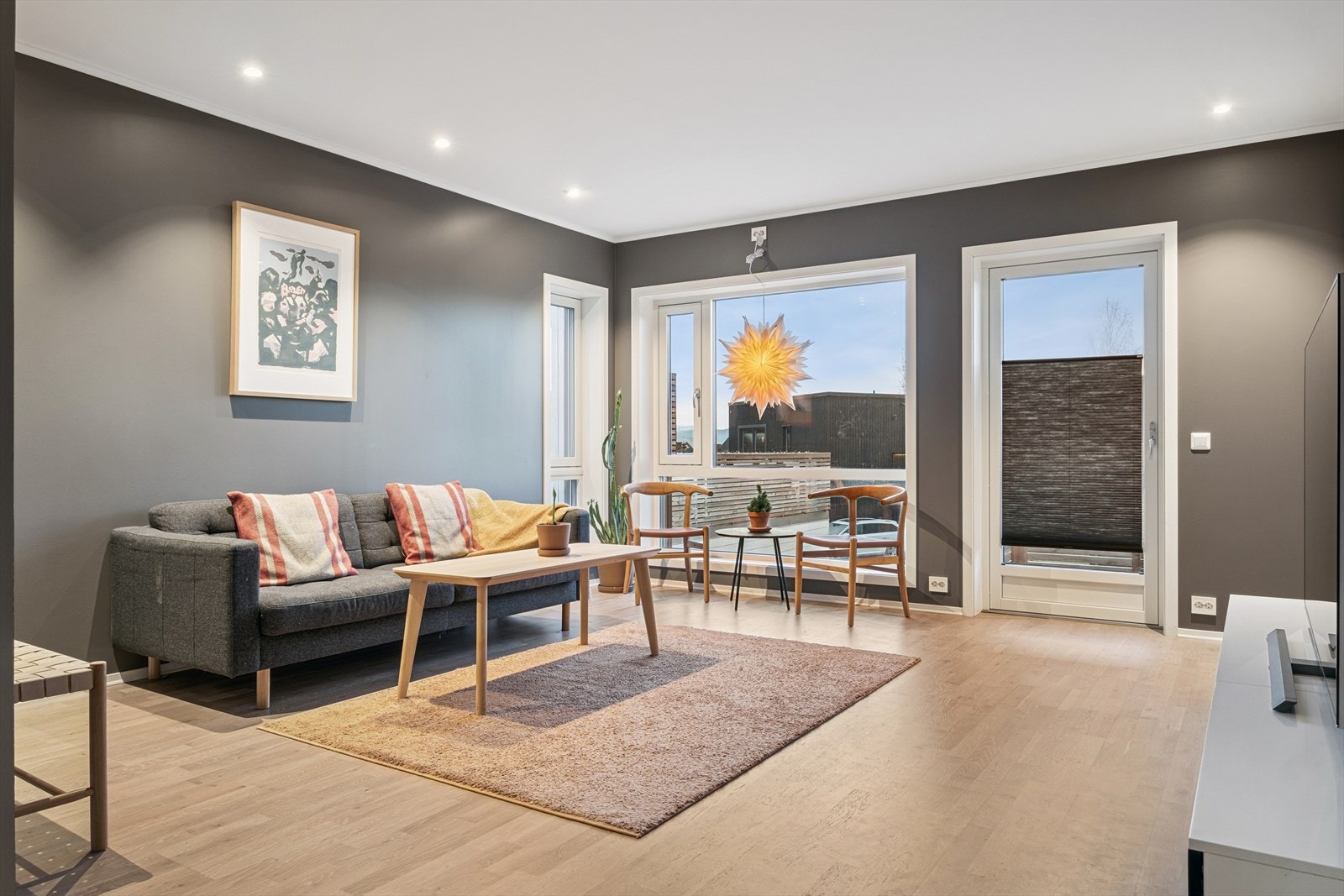 Stuen er på 20 kvm og er malt i moderne farger. Galleribilde