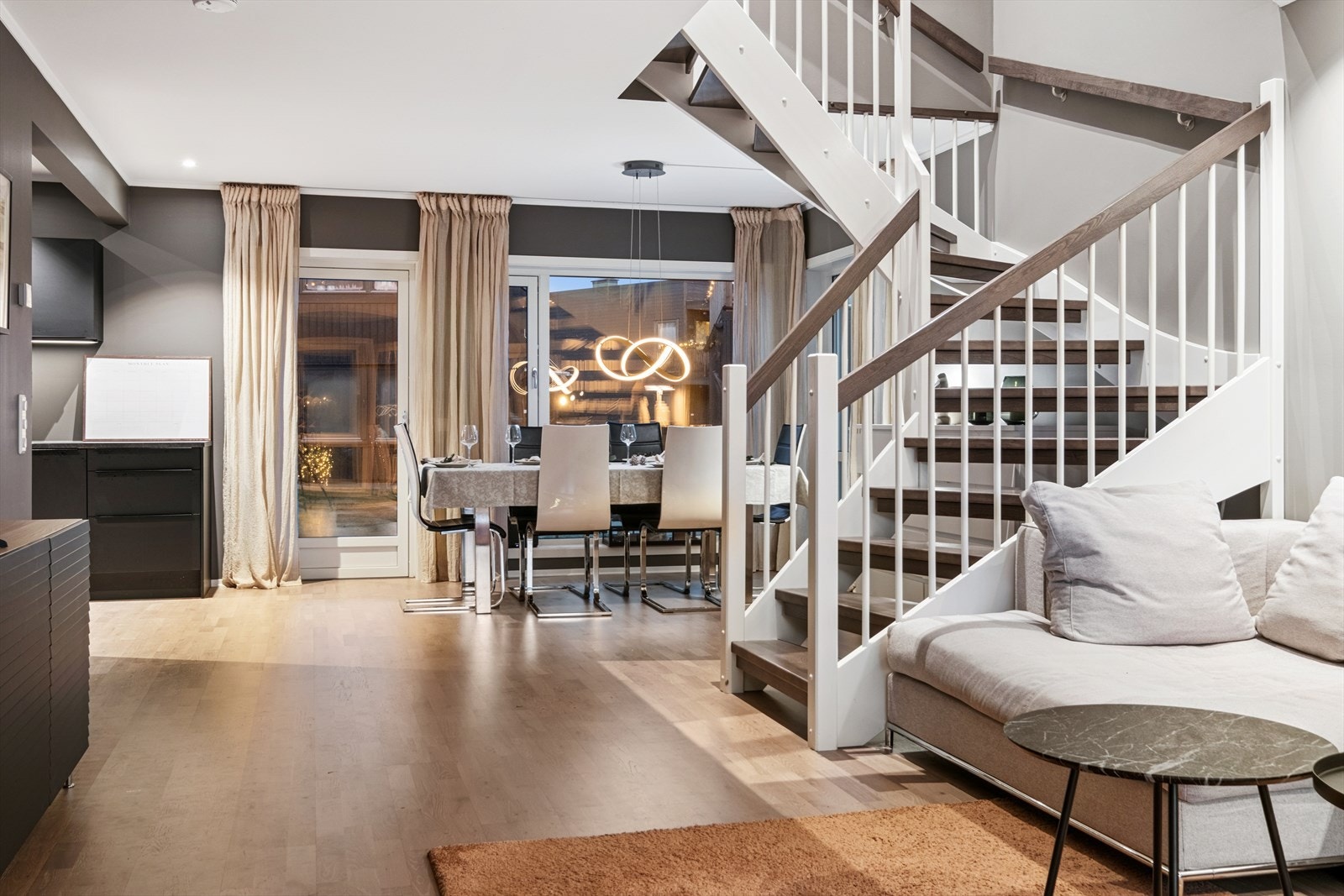 Oppgradert trapp opp til 2. etg. Furuløpere og trinn for et gjennomgående uttrykk. Galleribilde