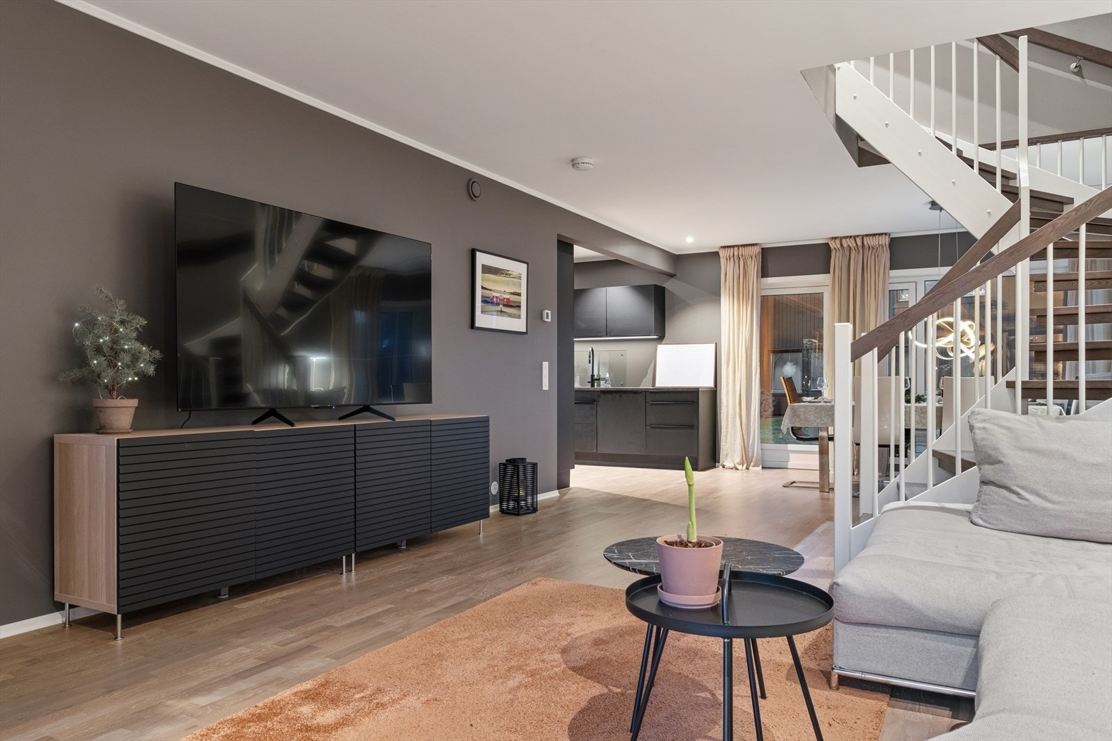 Videre forbi spisestuen har man utgang til platting mot NordØst. Galleribilde