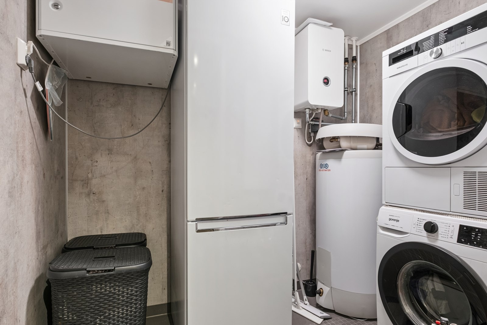 Døren innenfor badet går videre til vaskerommet/teknisk rom med opplegg for vaskemaskin og tørketrommel. Galleribilde