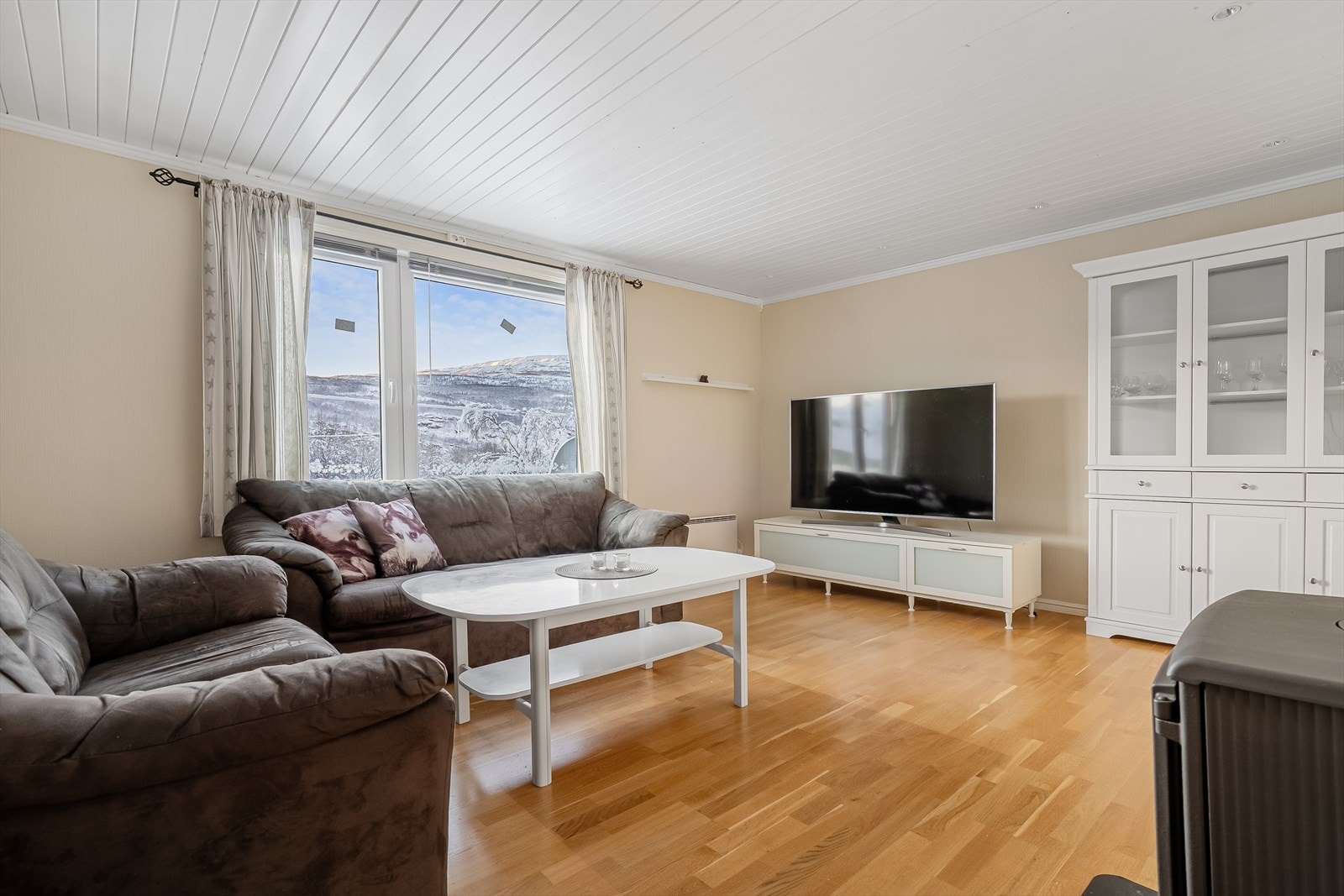 Stue med god plass til sofagruppe Galleribilde