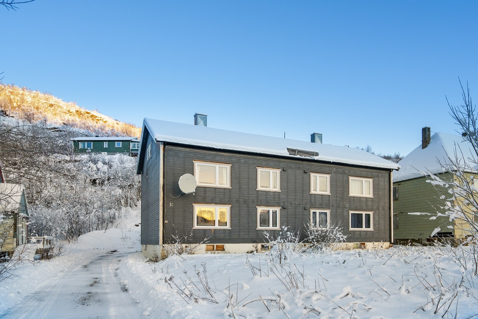 Boligen ligger fint til med gangavstand til barnehage, barne- og ungdomsskole, dagligvarebutikk og bussholdeplass Galleribilde