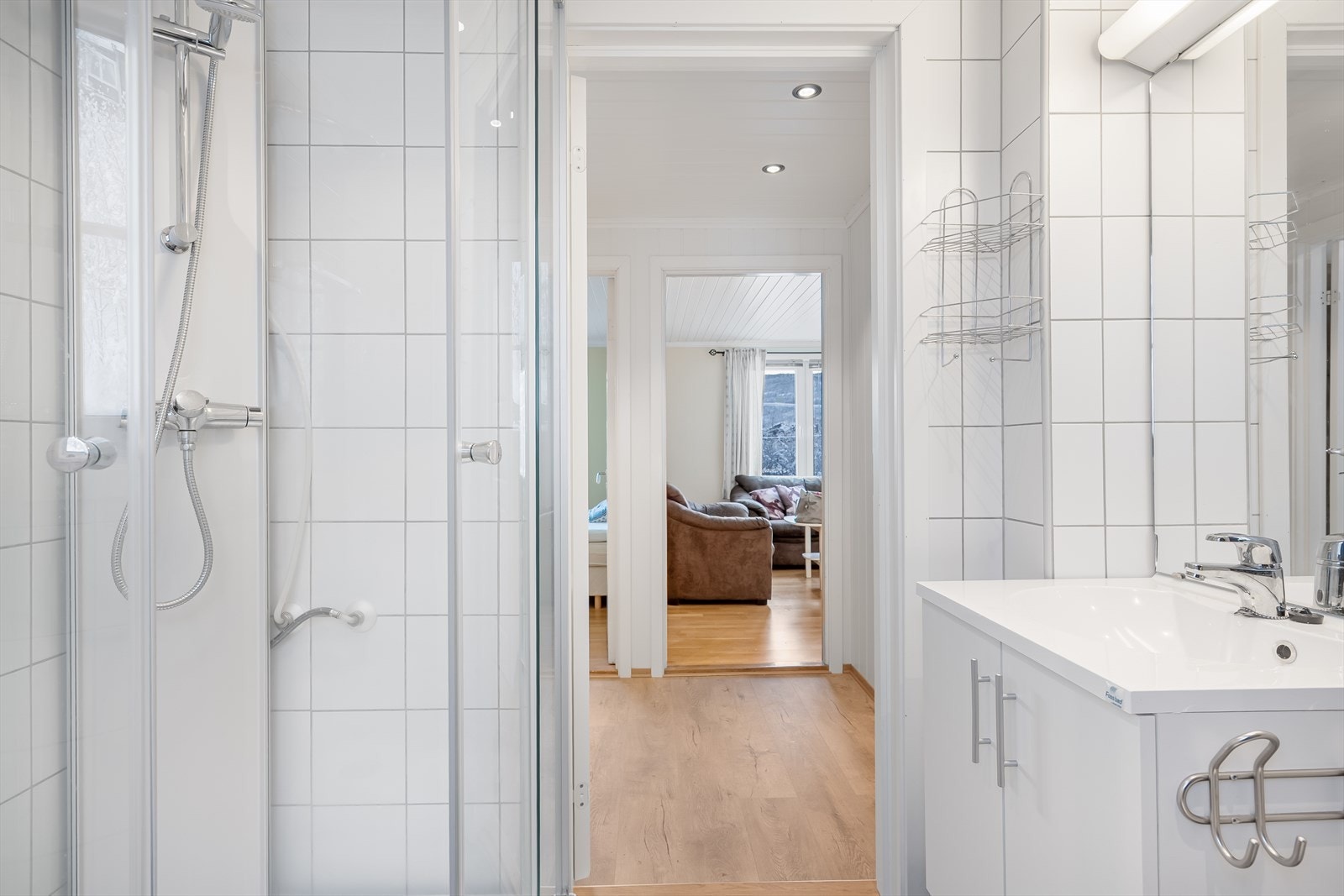 Bad med vegger i fliser. Taket har smartpanel. Gulvet er flislagt med elektriske varmekabler Galleribilde