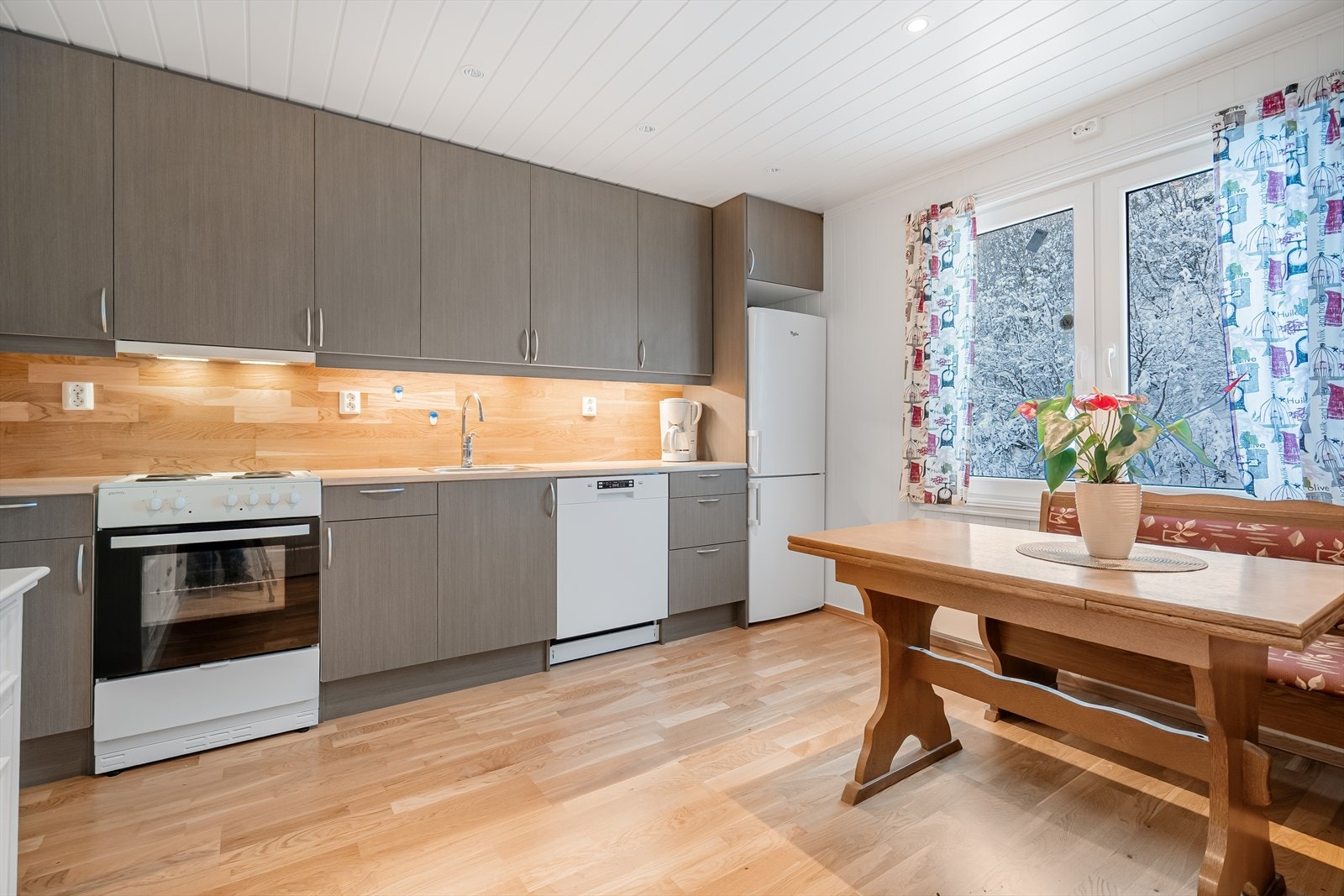 Strøkent kjøkken med glatte fronter og laminat benkeplate. Det er kjøkkenventilator med avtrekk ut. God plass til sittegruppe. Galleribilde