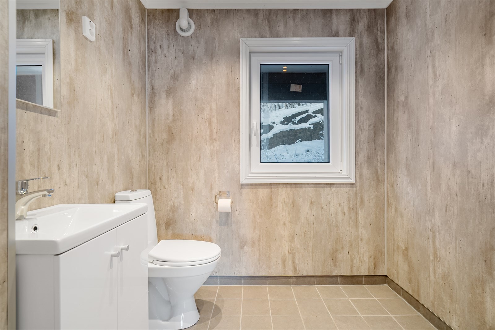 Smakfult og nylig oppusset bad innredet med nedfelt servant, åpen dusjløsning og gulvtoalett. Varmekabler i gulv. Galleribilde