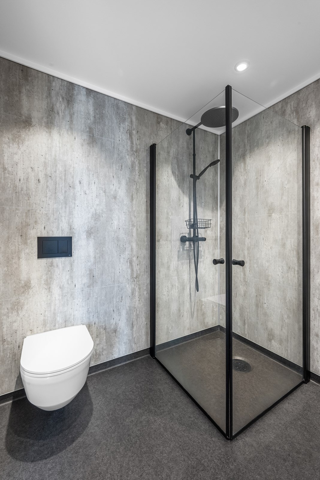 Badet er utstyrt med dusjhjørne, gulvvarme, mekanisk avtrekk, vegghengt toalett og downlights i himling Galleribilde